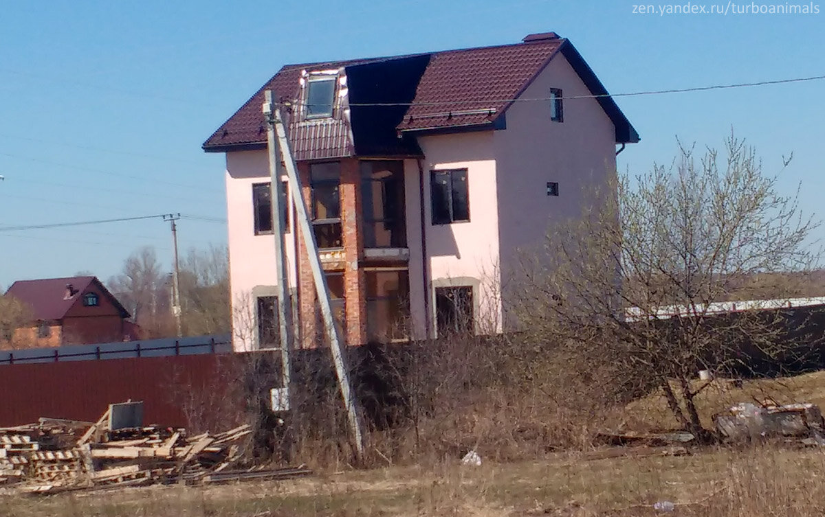 Теперь все дома напротив под пристальным присмотром! Сам дом, как видим -  небольшой. Построили и продавали за 5 млн. руб.