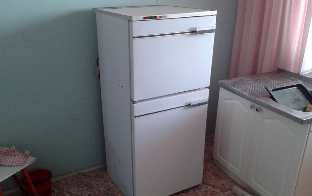 Холодильник под утилизацию. Холодильники даром в Мурманске. Холодильник малыш СССР.