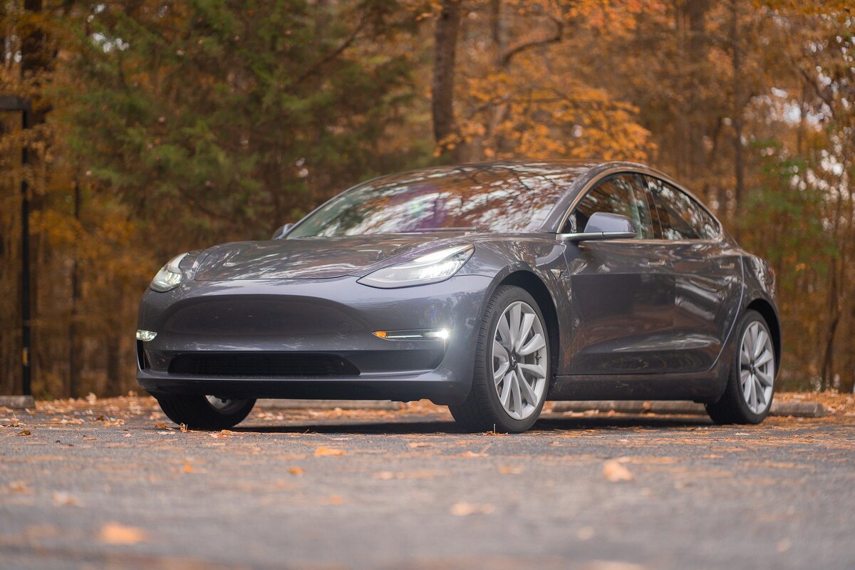 Tesla Model 3. Источник - https://pixabay.com/photos/car-fall-vehicle-tesla-model-3-4781370/