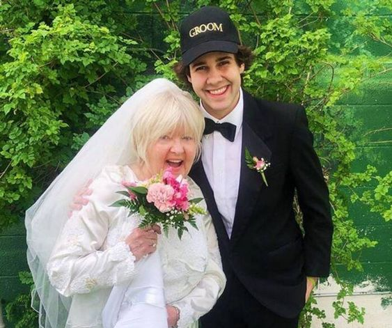 Девид со своей бывшей женой. Я серьезно, это действительно его бывшая жена. 