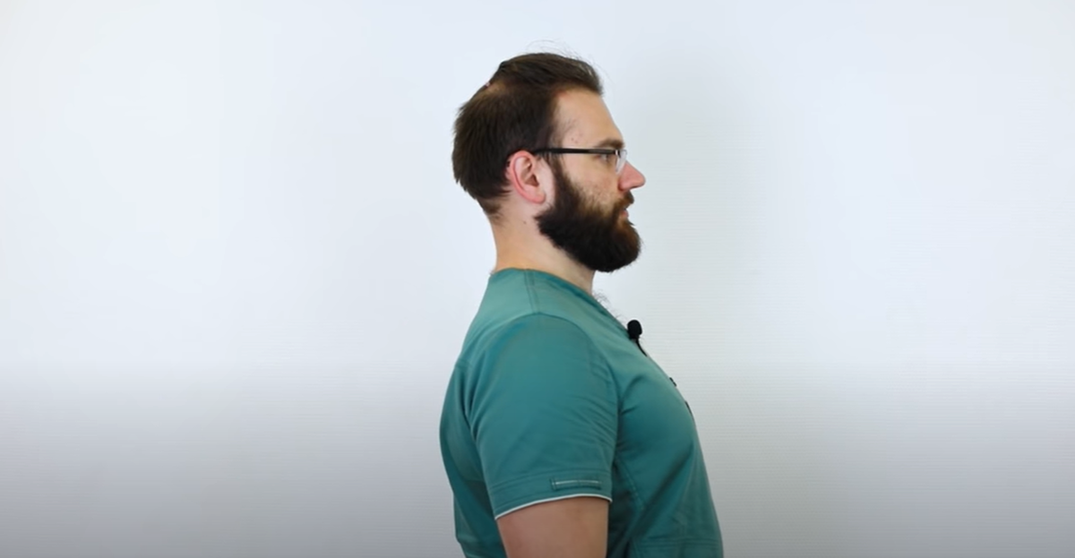 Плечи прямо, подбородок ровно и создаем напряжения!