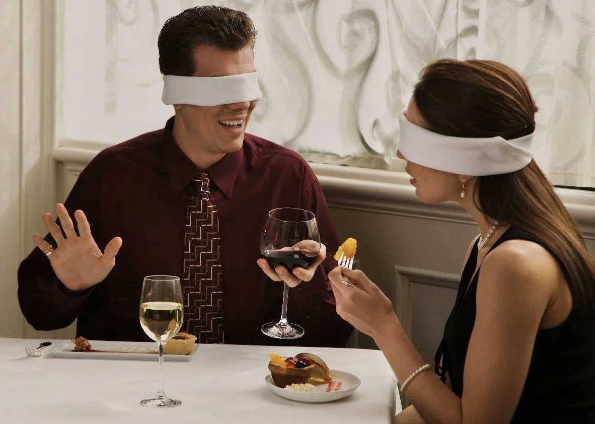 Если они до этого никогда друг друга не видели, то очень удивятся, когда снимут повязки