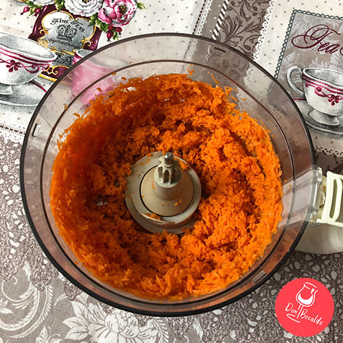 Перемолотая в блендере сырая морковь