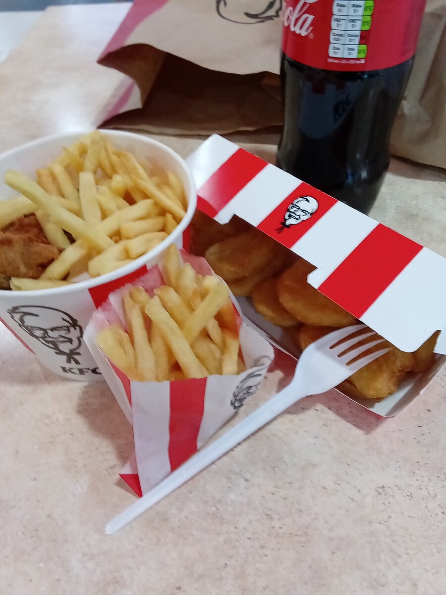 Mcdonald s kfc. Пранки с едой. Бургер картошка фри наггетсы и кола. Бургер кола картошка фри крылышки шаурма. Наггетсы картошка фри крылышки шаурма пицца.