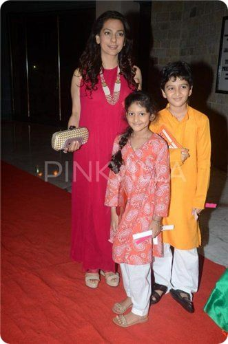 Актриса Джухи Чавла со своими детьми