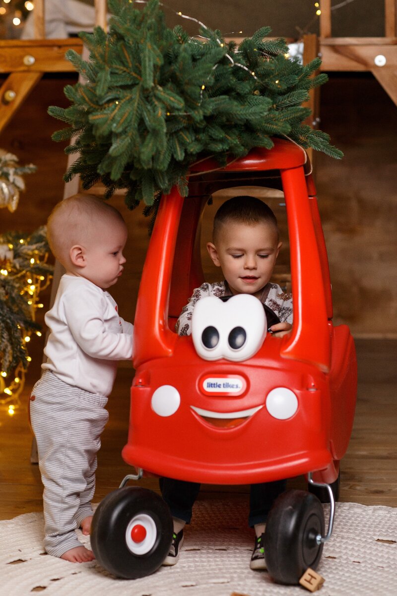 Что подарить близким на праздники?