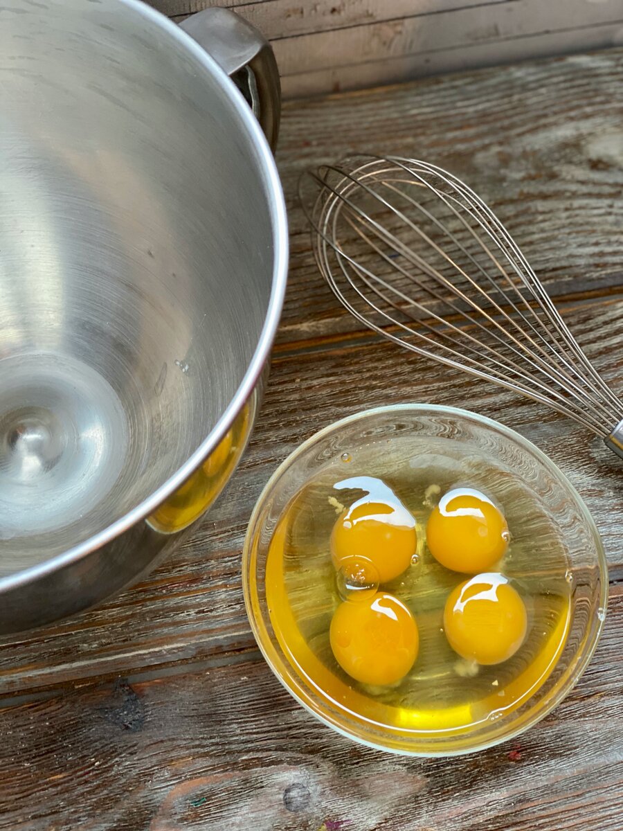 4 яйца  взбить миксером или венчиком.