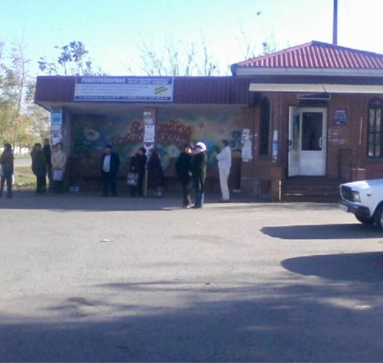 Автобусная остановка в центре станицы.