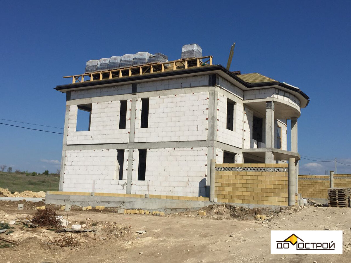 домик одноэтажный из ракушечника. дом из ракушечника в крыму. коттедж стройка крым. крымский дом проект. крымский дом из ракушняка в крыму.