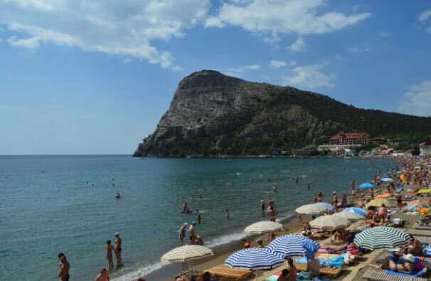 Летом пляж в новом свете забит до отказа. Фото с сайта  crimea-your.ru