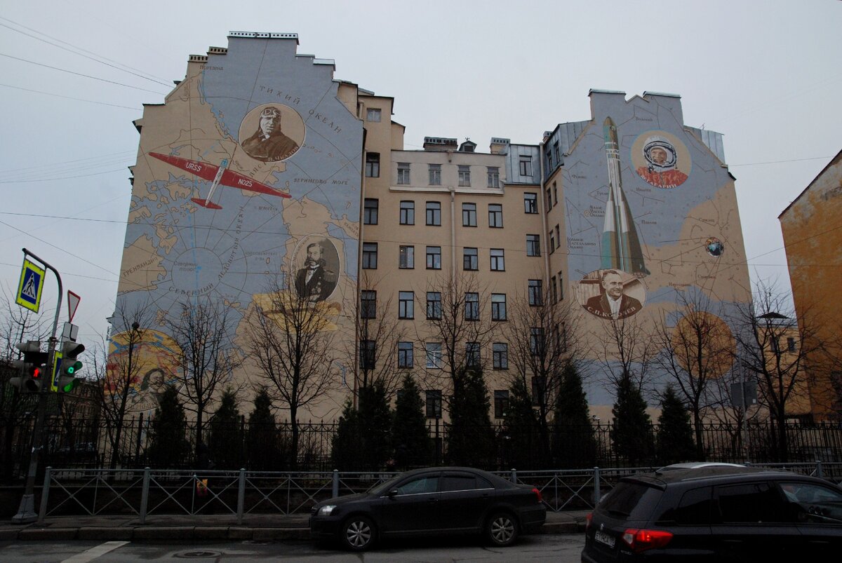 Пионерская 3в. Дворик Космонавтов в Санкт-Петербурге. Дворик Космонавтов, улица Пионерская, 22. Граффити СПБ. Пионерская ул. д5 надпись брандмауэр.