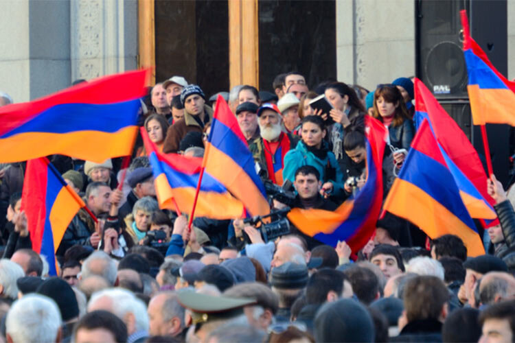Президент Армении после массовых протестов согласился на досрочные выборы в следующем году