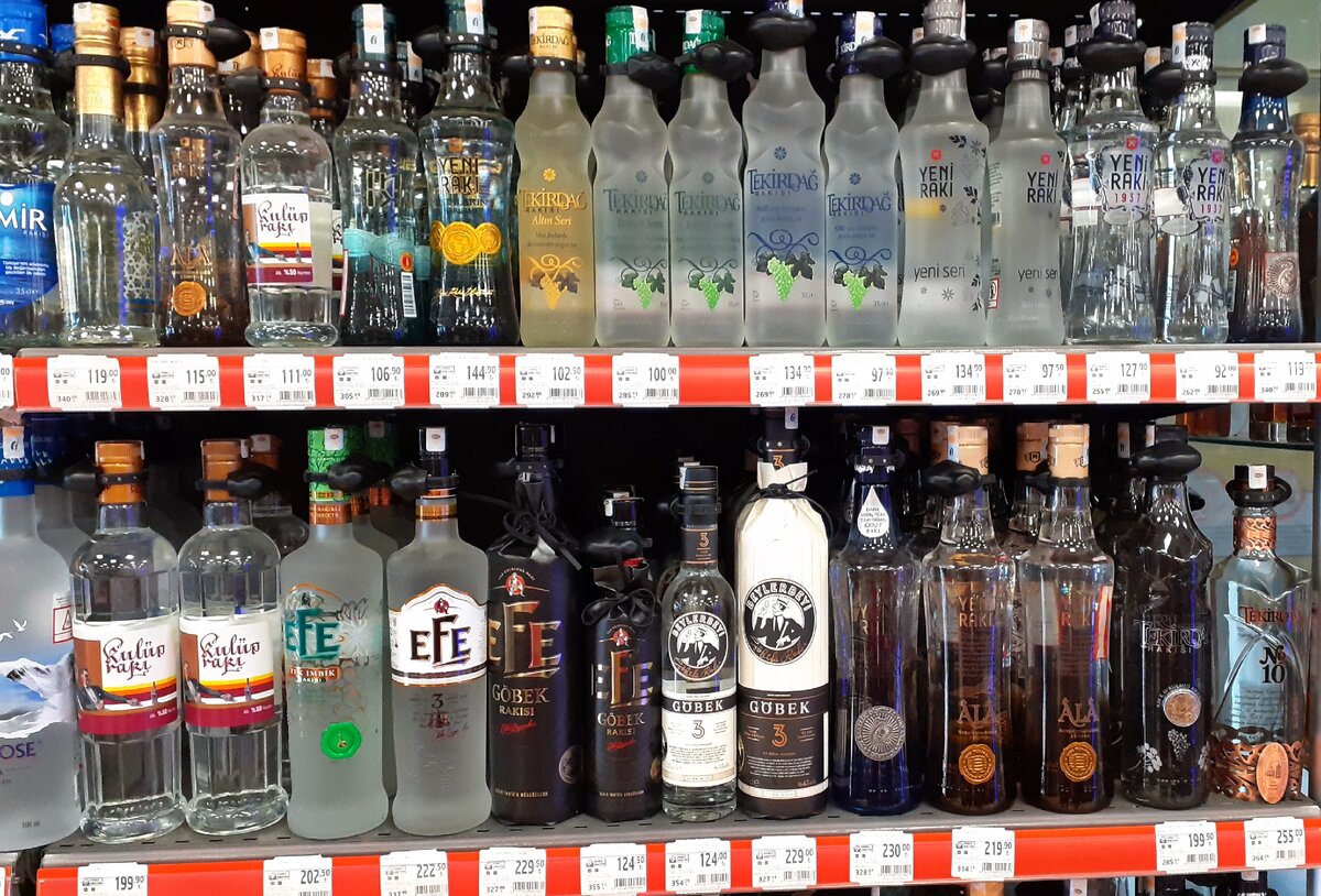 Сколько стоит алкогольный напиток. Ракы турецкий алкогольный напиток. Импортный алкоголь в Турции.
