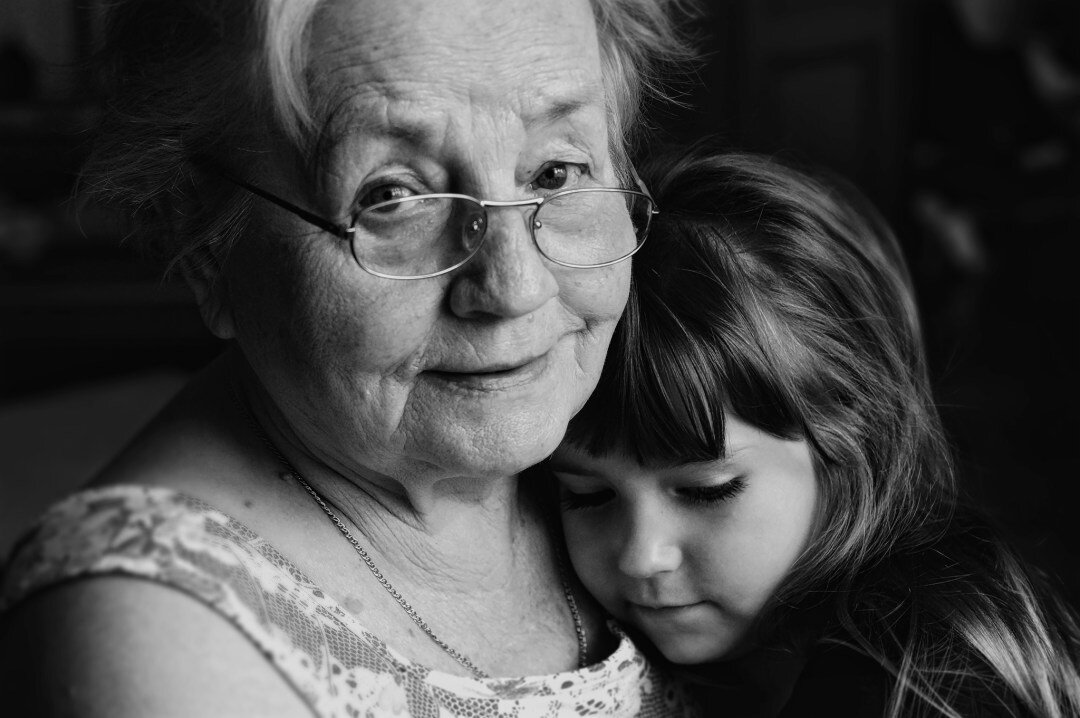 НАЧАЛО РАССКАЗА ТУТ
Через несколько дней приехала Вика и несколько парней с палатками – они расположились на участке бабы Лиды и делали какие-то фотографии, замеры – бабушке объяснили, что хотят...