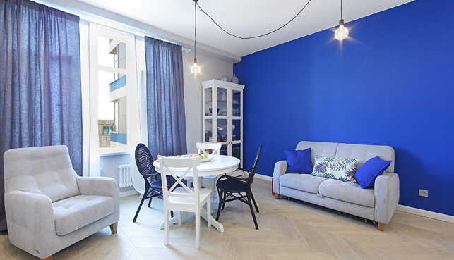 Синий цвет одновременно заряжает позитивом и умиротворяет, добавляет шарма и шика в любую обстановку.