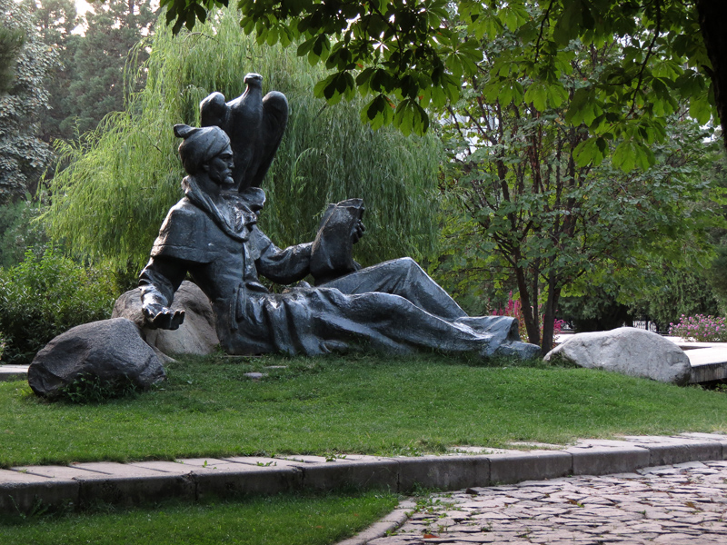Памятник Омар Хайяму в Душанбе (столица Таджикистана).