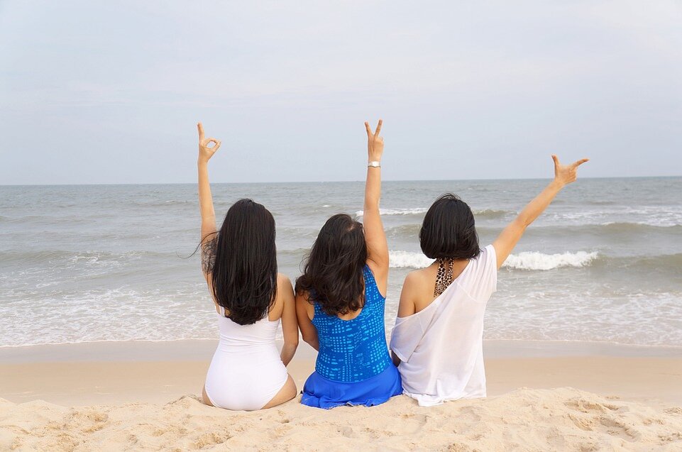 Приезжайте девушки на море. Три девочки на море. 3 Девушки на море картинки. Жизнь на море эмоции.