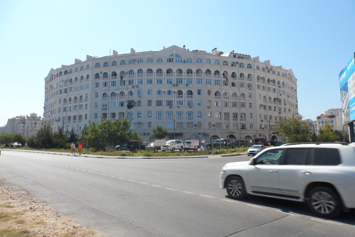 на проспекте Античный