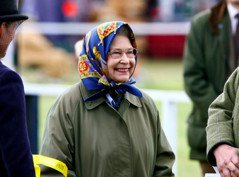 Королева в платочке, фото www.standard.co.uk