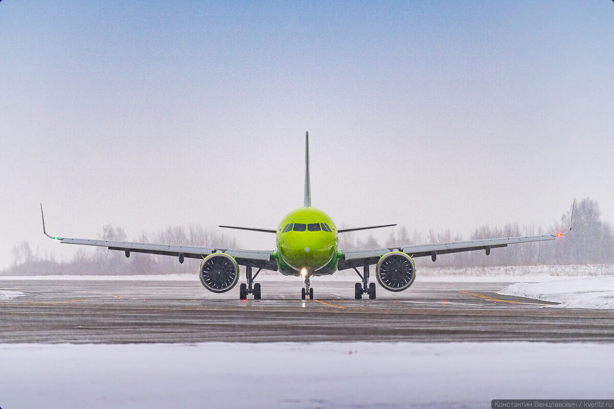 Боинг 737 на взлетной полосе