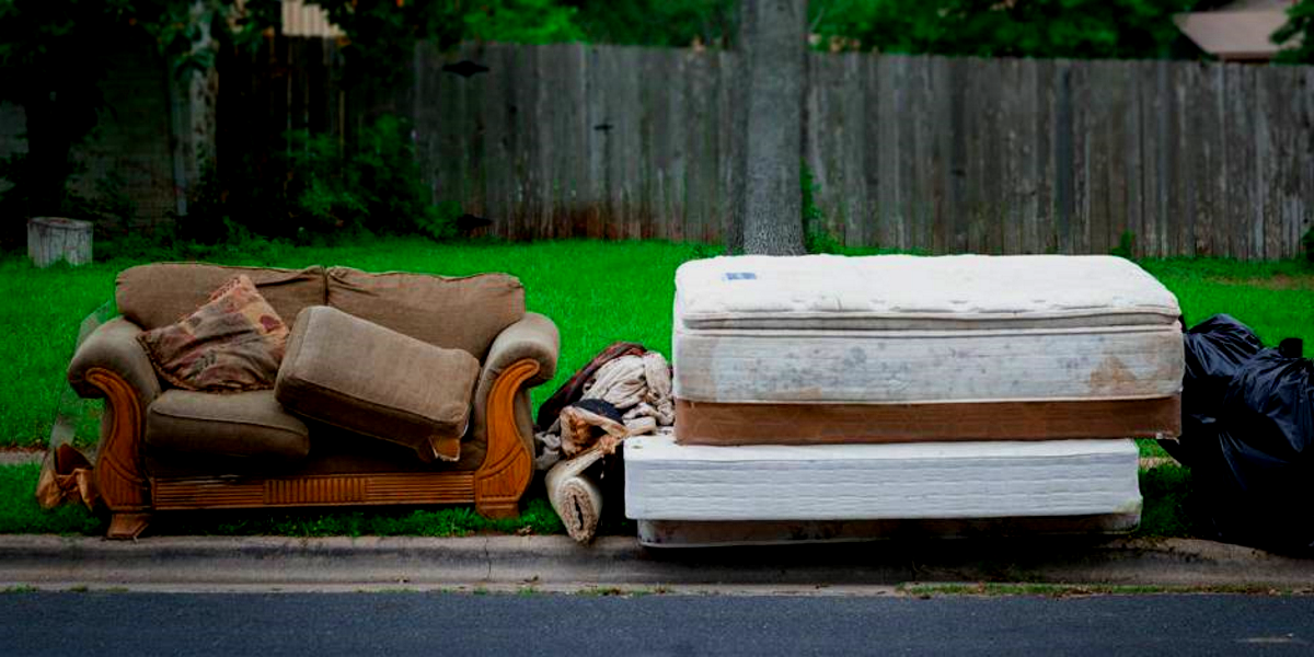 Диван на мусорке. Старый диван на улице. Диван на помойке.