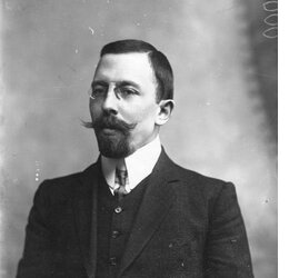 Садри Максуди ввиду того, что скомпрометировал себя принадлежностью к кадетам и российским приверженцам централизации, и, опасаясь, что нанесет вред своим единомышленникам - кандидатам в депутаты, не включил себя в список борющихся за кандидатские мандаты.