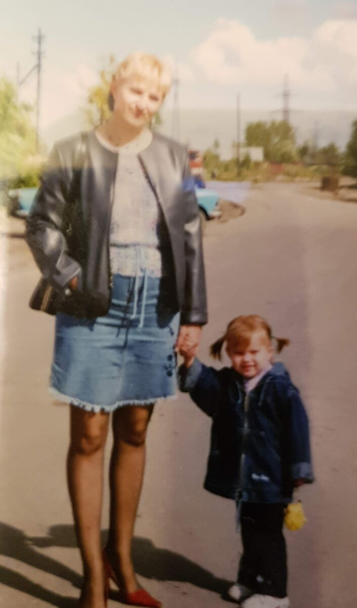 На этой фотографии мы с Машей давненько снимались.  Она уже выросла, учится в Сургутском университете... Взрослая, красивая, самодостаточная. Но как мне дорога сердцу вот эта девочка, что доверчиво вложила в руку бабушки свою ручонку!