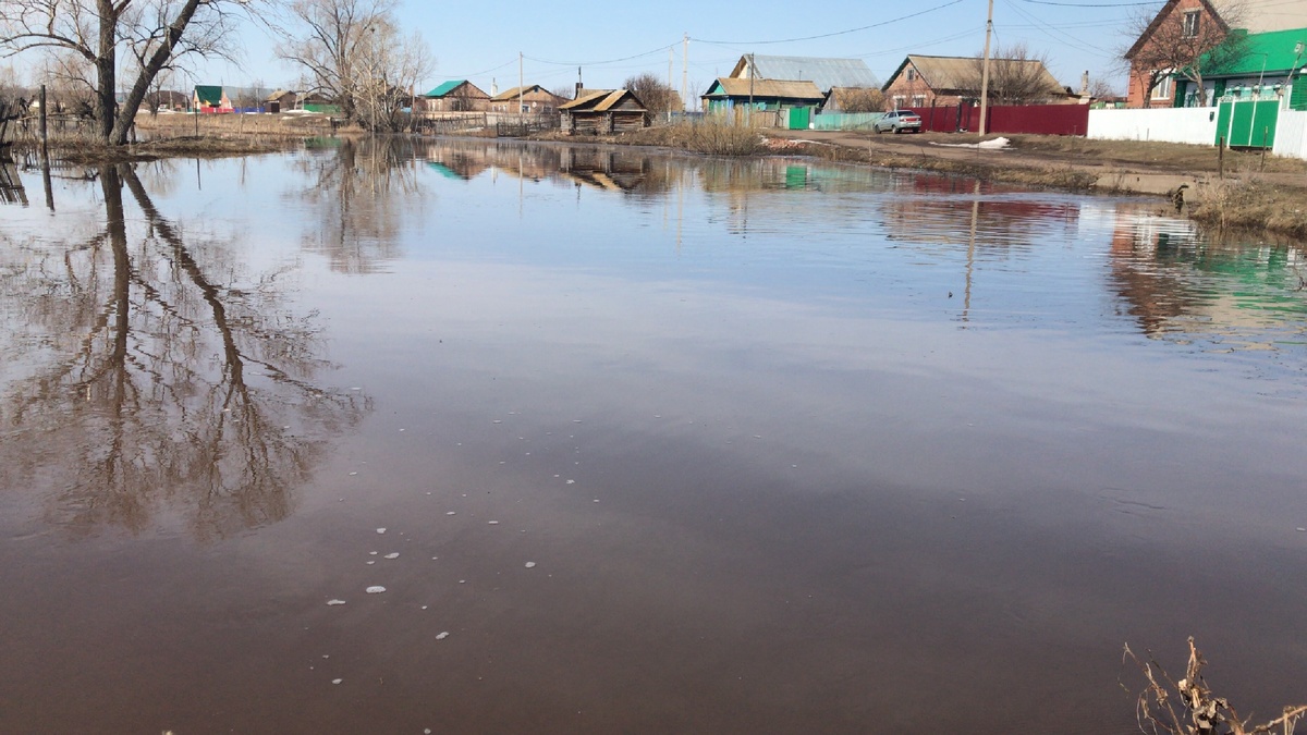 Вода пришла неожиданно,если присмотреться то видно как подтапливает домик в дали 