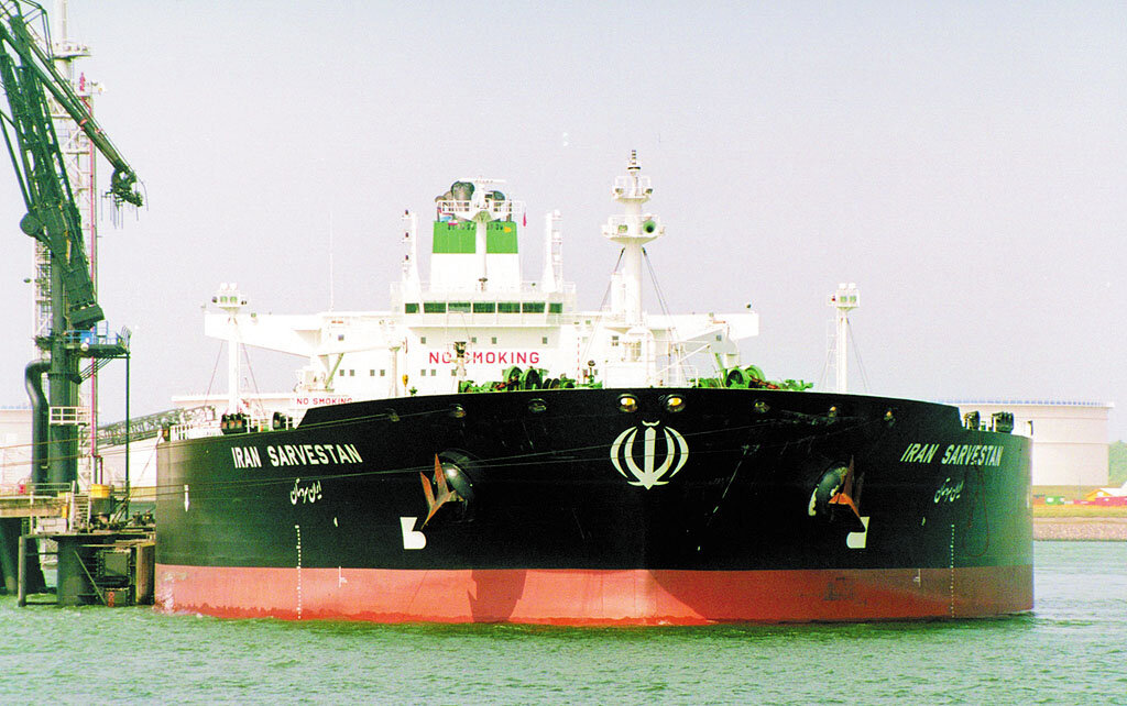 Иранский танкер. Источник фото: https://vestikavkaza.ru/analytics/Iranskie-voennye-gotovy-zashchishchat-svoi-neftyanye-tankery.html