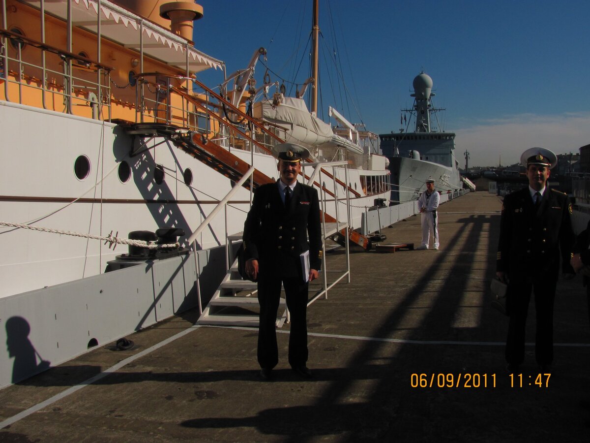 Датские корабли на плавпричале Английской набережной.