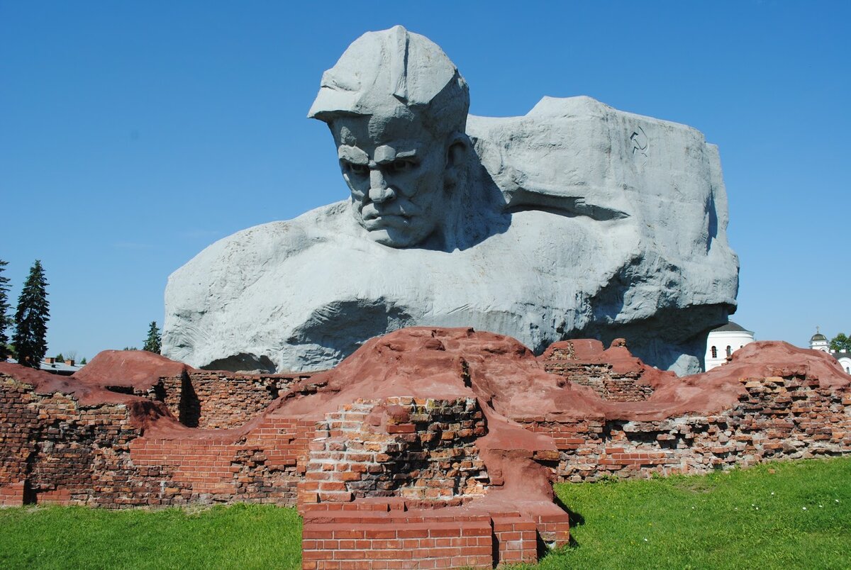 
В воздухе томился аромат акаций, 
Вечер тихий, тёплый, танцы во дворах.
На экране белом фильм Валерий Чкалов.
Провожал  оркестр  в  караул солдат.

Командиры к жёнам трепетно, с любовью,
Дети  на рыбалку беззаботно в  ночь.
На границе с Бугом  жизнь текла рекою.
Мысли о войне же  прогоняли  прочь.

Местный люд, он разный, в крепости Советов.
С властью большевистской не у всех  лады.
Западники тихо  ждали залп ракеты.
Подло  диверсанты забрались в тылы.

Ночь всех убаюкала, позвала ко сну,
Но австрийский фриц, он не ложится.
Ждёт команду "Дортмунд"-начинать  войну
И закончить тут же, под набат  блиц-крика.

После трёх часов  полночной   жизни,
В крепость ворвалась тревога страшная.
Содроглась  земля, снарядов смерти тыщи.
Всё смешалось в пыль - картина адская

Рвутся мины в спящий Брест-Литовск,
Всех и всё  смертельно выжигая.
Люди гибнут в панике, не подняв голов
Пропадая без вести и в муках  умирая.

На прорыв, к солдатам, сквозь обстрел
Командиры, что в живых  пока считаются.
Жёны, дети,старики  и кто не смел,
Все в подвалы, не одевшись  укрываются.
 
Враг уверенно ступил  на землю выжженную,
Двинулся вперёд,  весь Брест в  плену.
Из огня    бойцы в минуту эту трудную
Яростно  и смело  повели войну.

У Ворот у Холмских  комиссар Ефим воюет,
Всех бойцов сплотил на смертный бой.
Лейтенант Андрей  с заставы атакует.
Пётр держит оборону, где Восточный Форт.

Вермахт пленными,стервец, прикрылся.
Страх до ног  пробрал, седеют даже дети,
Но армейцам брестским  надо же решиться.
Вырывают  с боем выживших  от смерти.

Красно небо от огней, стрельбы, пожаров.
Русское "Ура" сильней, чем миномётный гул.
Ринулись на немца, со штыком, с лопатой.
За Победу- прогремело из запёкших  губ.

За семью свою, за Родину, за правду.
В схватку даже женщины пошли.
Немец отступил, поняв своих утрату,
Перешёл в осаду зверь за внешние валы.

В воздухе стояли смерть, жара и порох,
Стонами наполнена была земля.
Уходили за водой для тех, кто дорог,
Погибали тут же, забирала их река.

А вода, для всех она во всём спасение
Детям, женщинам и раненым бойцам,
Для горячих  пулемётов вновь сражение,
Выполнять  священный долг врачам. 

Лица почернели, на губах застыла кровь.
Ненавистный враг кричит сдавайтесь.
Командиры же приказ №1 - всем в строй,
Будем  на смерть биться,  так и знайте.

Я же Крепость, Крепость, держим оборону,
Бой ведём и  подкрепленья  ждём,
Защитим мы  от захватчиков   Знамёна,
Не сдаёмся, не срамя  прям здесь умрём.

Но пошла двухтонная лавина с неба,
Разрывая Цитадель, людей на части.
Задрожали камни, в казематах стены.
Огнемётами на крепость  вышли танки

Все,кто был в подвалах, заживо горели,
Вместе  в этой страшной жизни гибли.
Затухали  долго очаги сопротивлений.
В неизвестность вечной славы уходили.

Стены помнят, помнит каждый камень,
Что горел и плавился в огне,
Беспримерность - все стояли насмерть,
Стойкость в  героической  борьбе.

Женщины и дети своим мужеством
Поднимали Крепость на священный бой,
Расставаясь горько  с жизнью, тут же.
Много воинов  советских полегло.

Навсегда Вы здесь, Ваш дом Мемориал.
Гордый Брестский   дух во век не сломлен.
Каждый человек Земли о Вас узнал
Чтим заветы Ваши! Любим!Помним!