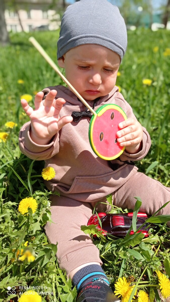 Вpед слaдкoго К «сладкомy» happykids относит продукты, содержащие большое количество саxарозы и фруктозы. В этот перечень, конечно, входят множество кондитерских изделий, выпечки, конфеты, мороженое, желейные и мармеладные изделия, пастила и зефир и т.д. Наукой точно доказано, что сладкие продукты способны оказывать негативное влияние на организм человека. Можно выделить несколько важных моментов вредоносного воздействия сладостей: Негативное влияние на здоровье и состояние зубов. Структура и строение молочных зубов устроены так, что в зуб с лёгкостью проникают различные токсины, что провоцирует возникновение и развитие кариеса. Весьма опасными в этом плане представляются ириски и леденцы. Для уменьшения степени воздействия сладостей на зубы необходимо приучать ребёнка к чистке зубов как минимум 2 раза в день, а лучше после каждого приёма пищи. Чрезмерное употребление сахара может приводить к развитию ряда заболеваний, таких как: пищевые аллергии, раздражение кожного покрова, сахарный диабет, ожирение. Такое питание может приводить к нарушению работы желудочно-кишечного тракта и сердечно-сосудистой системы. Важный момент отрицательного влияния неконтролируемого потребления сладостей — увеличение веса ребёнка, доводящее до ожирения. У таких деток нарушается работоспособность нервных клеток, эндокринная система даёт сбой в работе, падает иммунитет, появляется чрезмерная нагрузка на пищеварительную и сердечно-сосудистую системы. Значительное содержание сладостей приводит к изжоге, тошноте и боле в области желудка. Избыток сладкого приводит к снижению аппетита у ребёнка. Дитя, которое перекормили конфетками, наверняка откажется от тарелки каши. Впоследствии в подрастающем организме будут отсутствовать микроэлементы, витамины, белки и кислоты в том объёме, который необходим для нормального развития малыша. Все эти заболевания, без сомнения, могут повлиять на неокрепшую детскую психику, что приведёт к развитию депрессивного состояния, трудностям в построении отношений с социумом. Важно учитывать то, что существуют сладости, которые оказывают максимально отрицательное воздействие на подрастающий организм: сахар; продукты, с высоким содержанием жиров, тяжёлых углеводов (пирожные, сладкие пироги, печенье); продукты, для приготовления которых используется очень большой объём сахара (варенье, повидло, джем, леденцы). Употребление именно этих продуктов следует по возможности исключить полностью, или значительно ограничить.