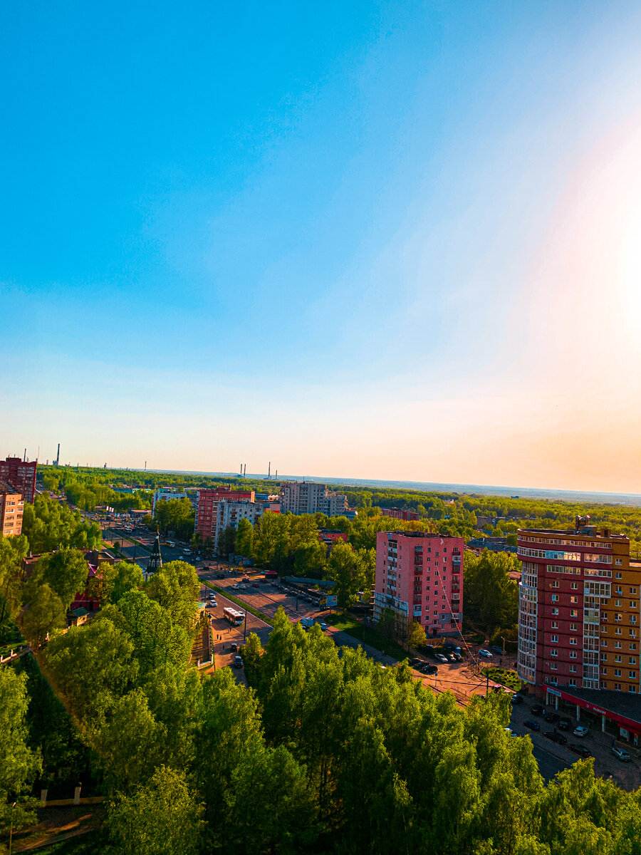 Вид днём с 16 этажа на Московский проспект города Ярославля