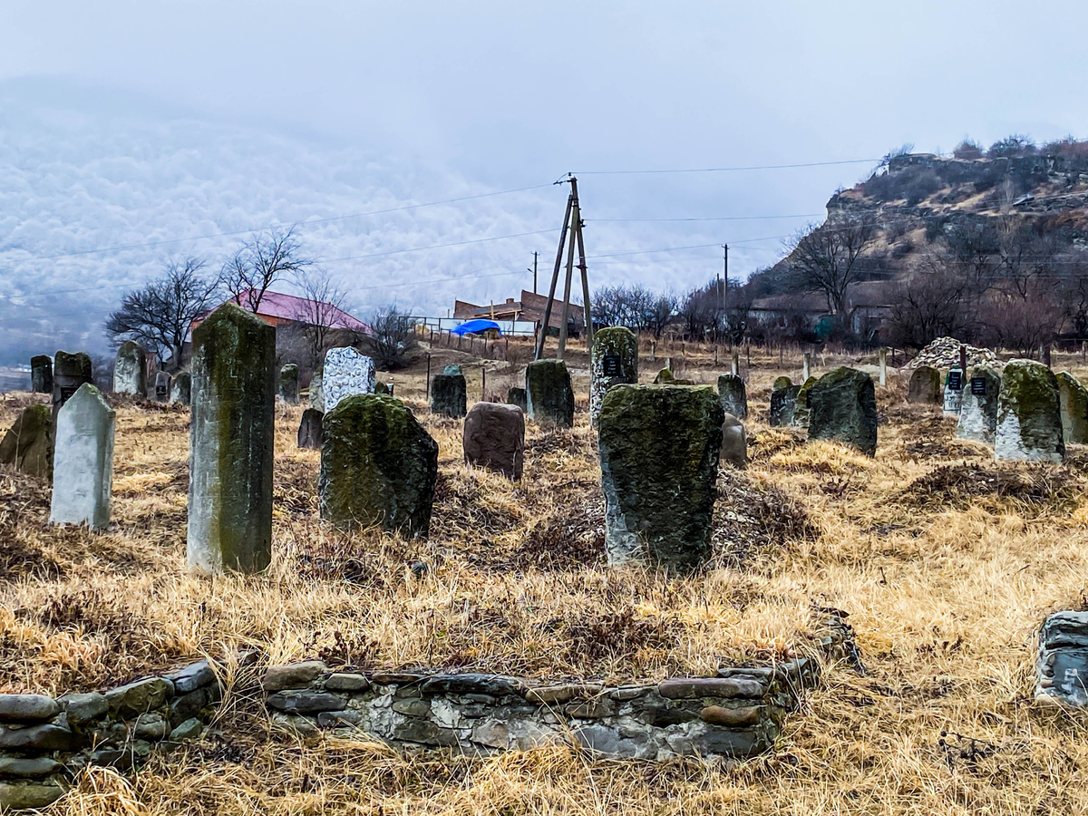 На машине по горам Чеченской республики. Нашли старое кладбище с  надгробиями из плит | Прекрасное рядом | Дзен