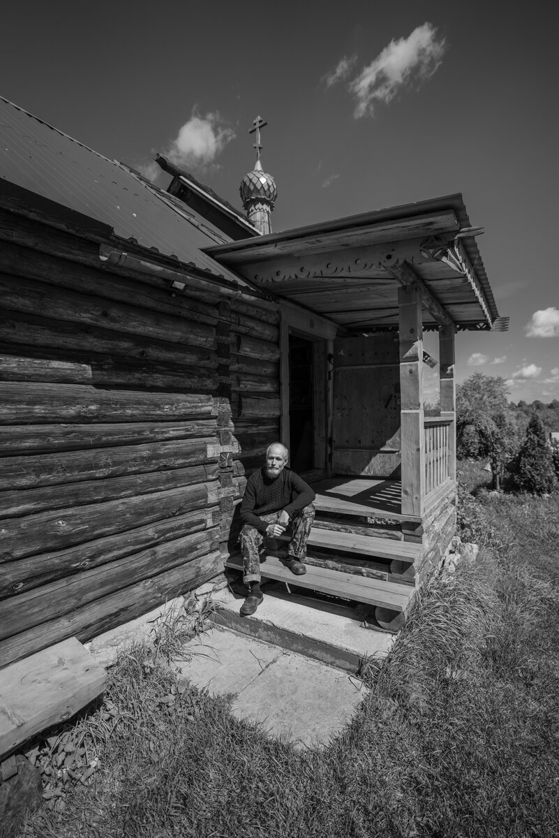 Илья Иосифович Пивник на крыльце своего дома-часовни