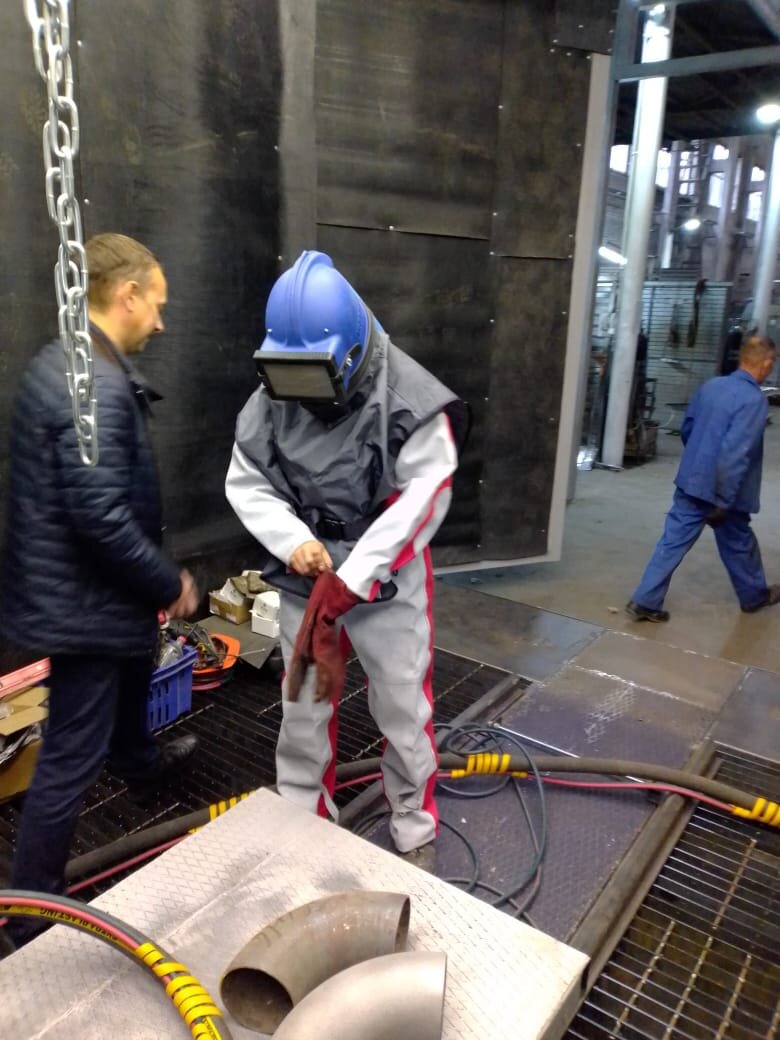 Для подачи изделия в камеру используется тележка на рельсовом пути и монорельсовый транспортер.