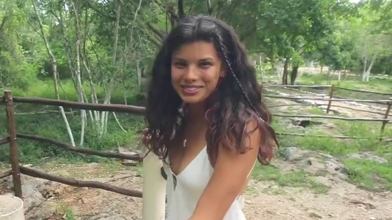 Мишель возле сенота Болом-Чойоль в Мексике