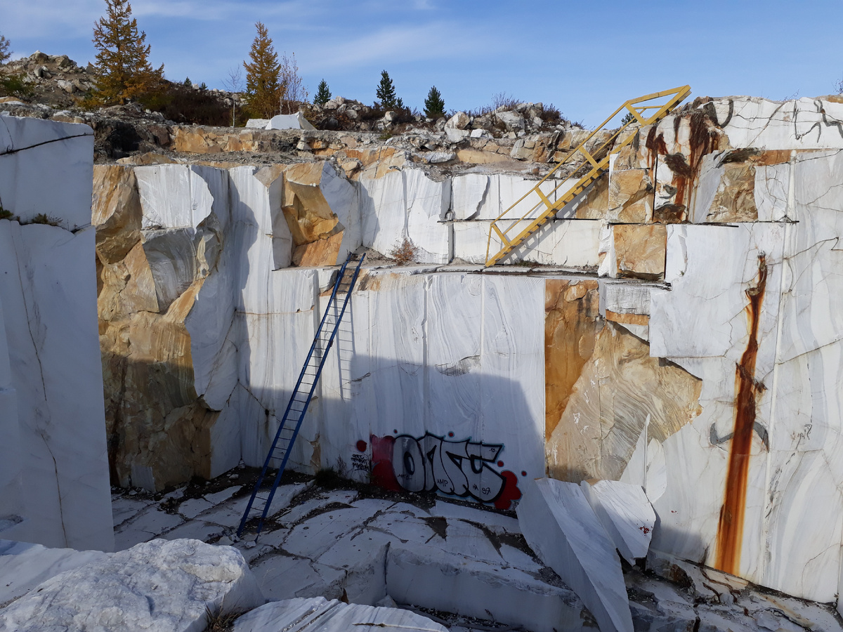 мраморный карьер на берегу оз. Байкал
