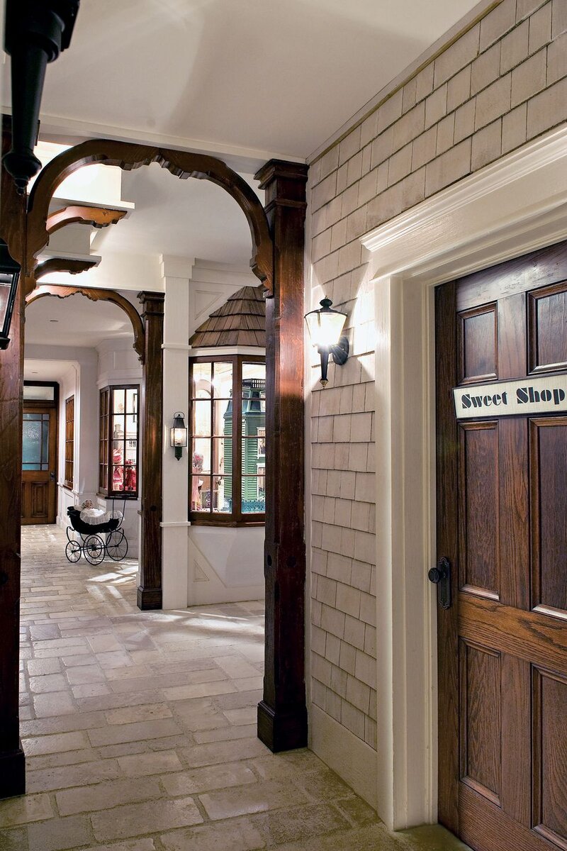 Главная торговая улица. Фото ©Harpers Bazaar