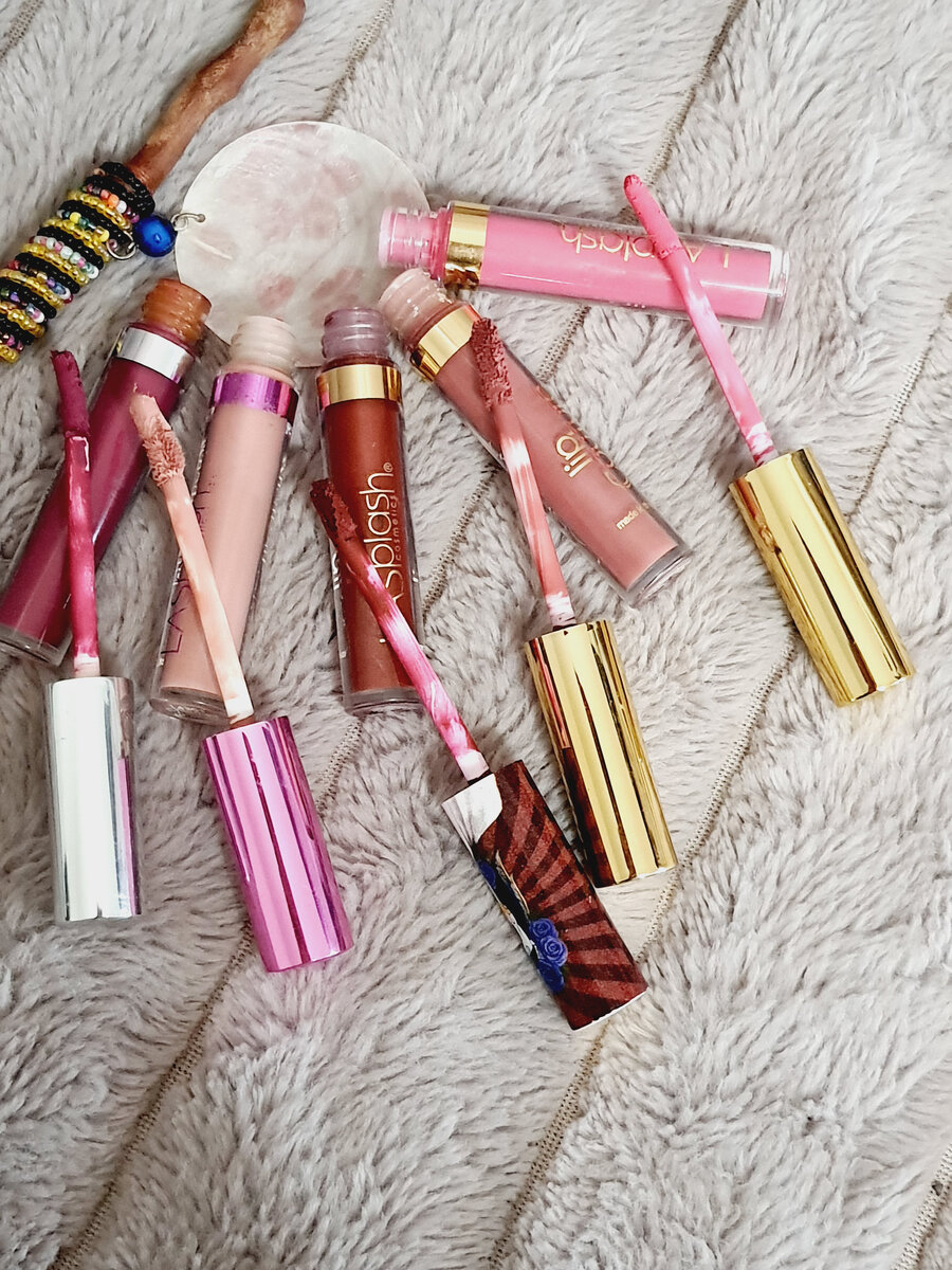 Видите как на спонжах засохла помада