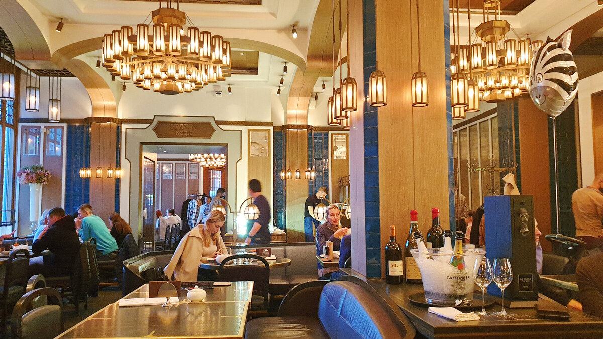 Общий вид зала направо от входа