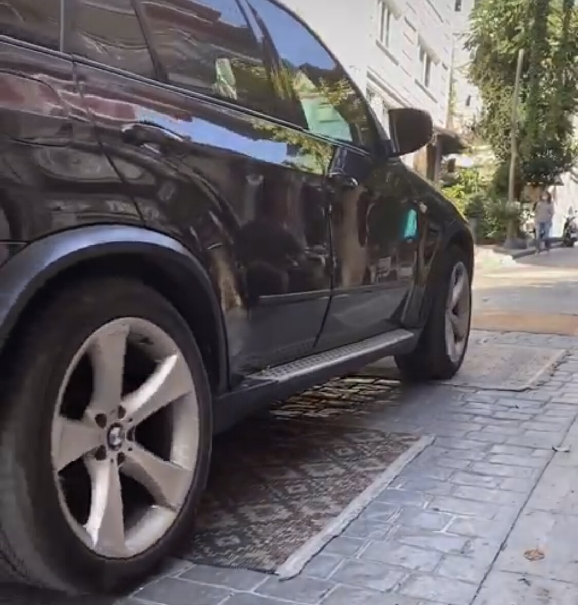 Ковер ручной работы, разложен на мостовой Стамбула