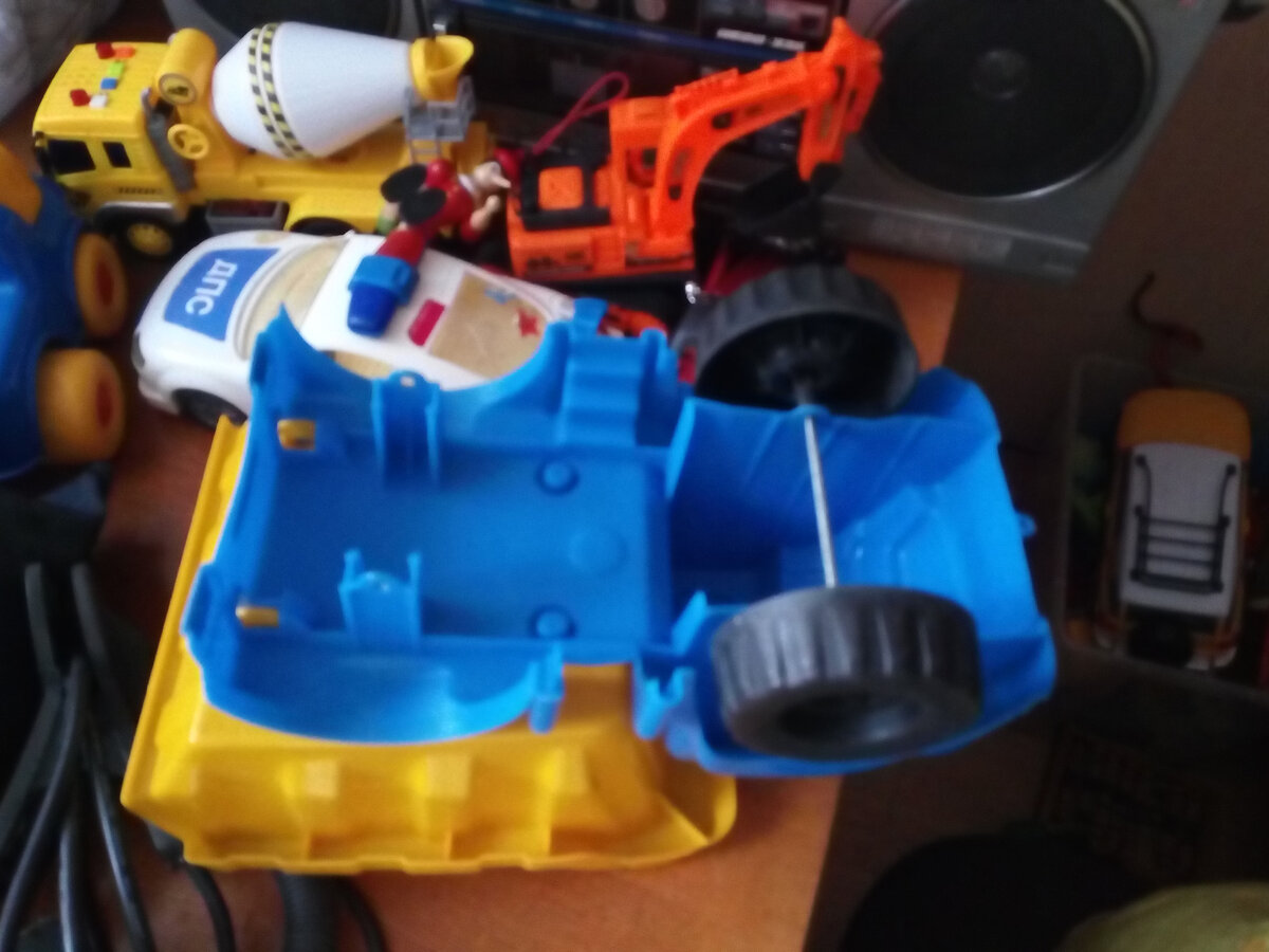 Таких машиной без колес у нас очень много. Они занимают место, их нужно собирать в мешки, коробки, куда-то переставлять и прятать. 