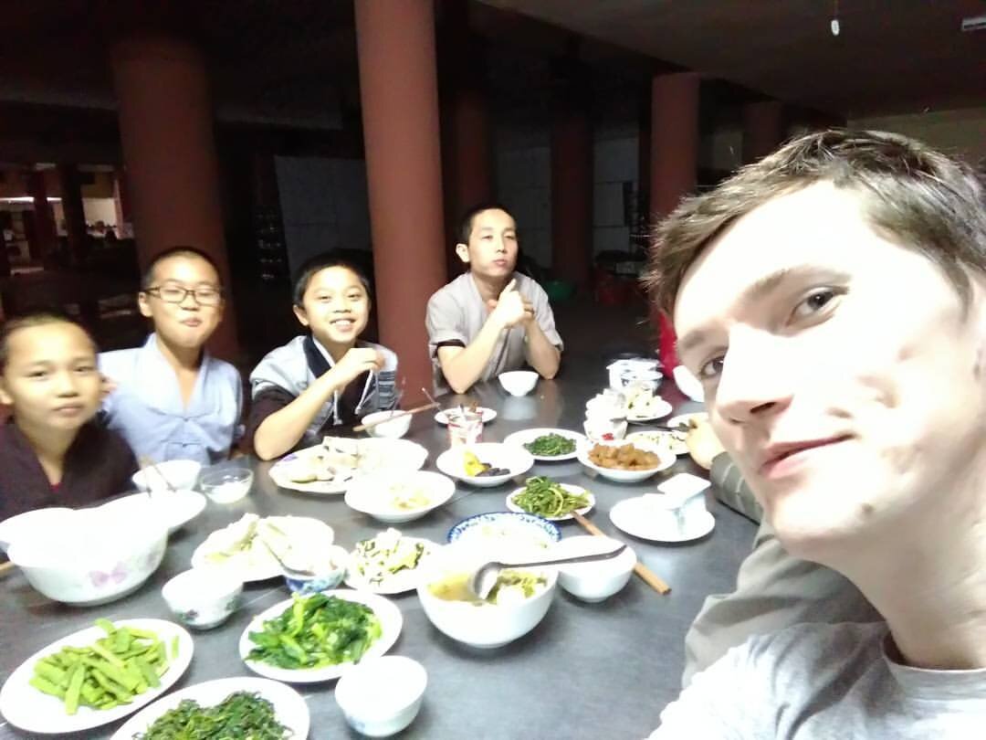 Ночь в одном из храмов Вьетнама.