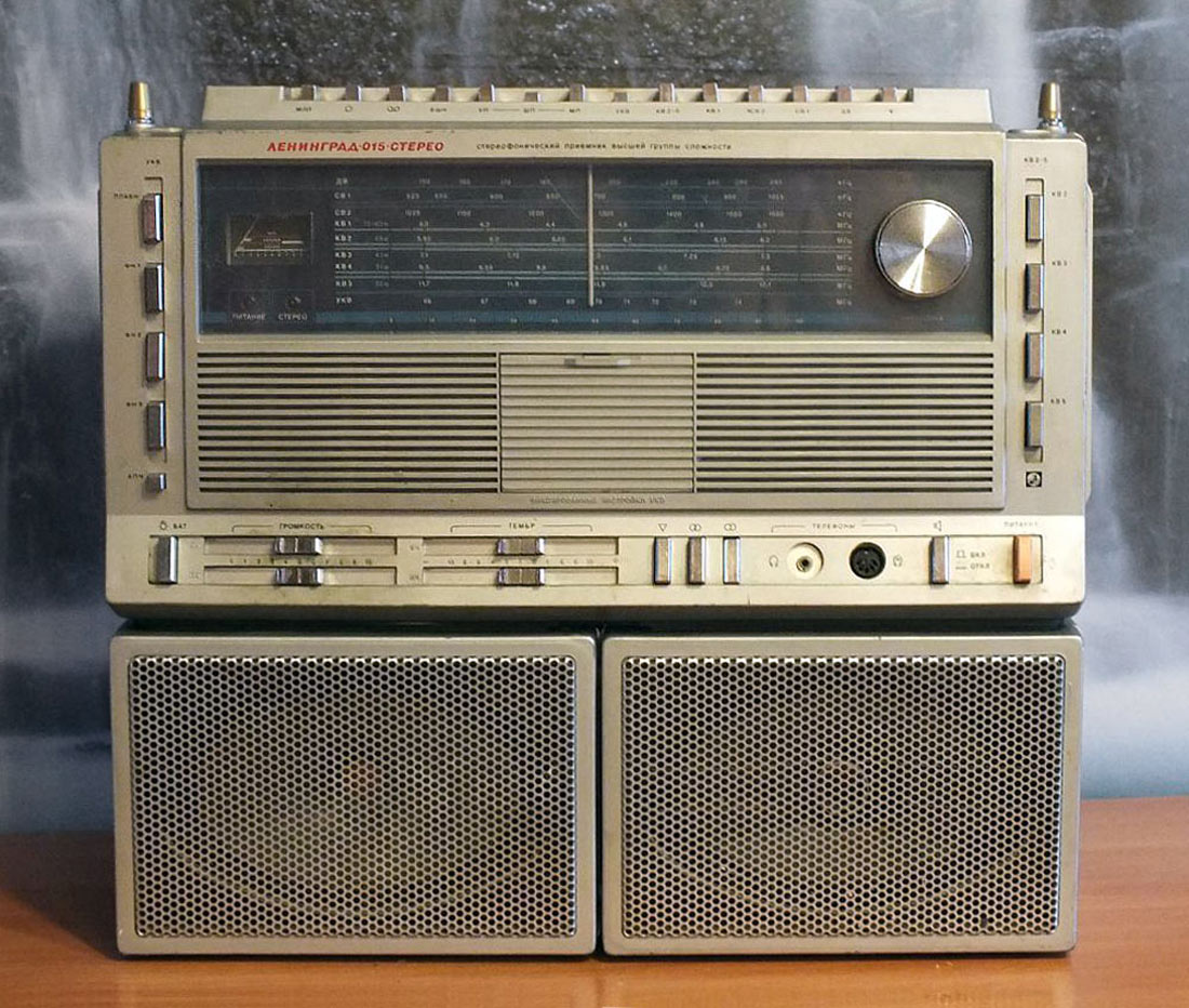 Марка радиоприемников. Советский радиоприемник ленинград 015 стерео. Батарейный ламповый радиоприемник родина. Радиоприемник vef spidola 232. Ленинград 015 стерео.
