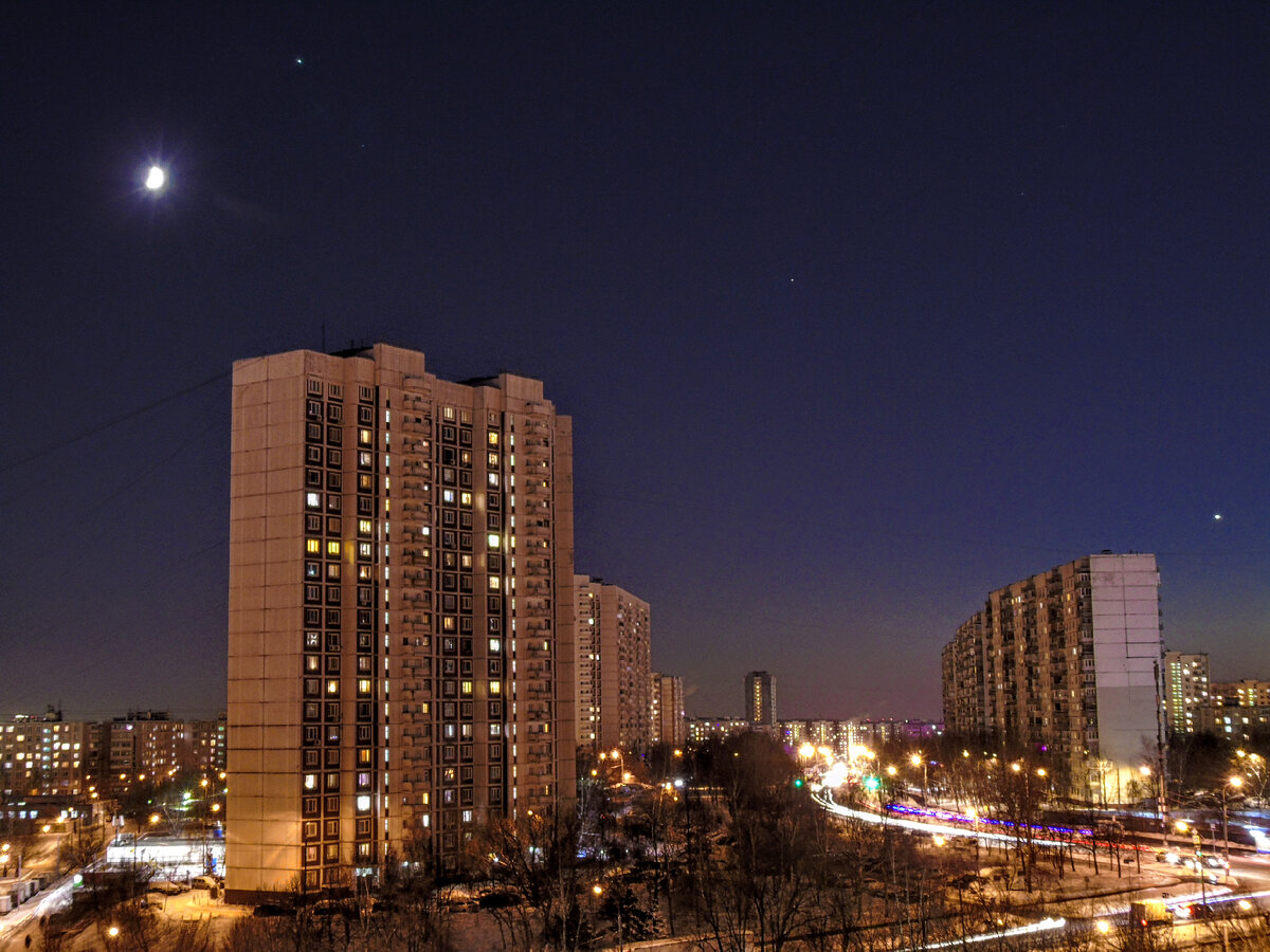 Луну представлять специально не надо, а вот с планетами сложнее - для большинства моих читателей. Три самые яркие точки на фотографии - это как раз они. Правее всех у горизонта уже скрывается Венера. Между домами - в центральной части снимка - Сатурн. В верхней левой части кадра - Луна с Юпитером. 

Если увеличить масштав, можно отыскать еще некоторое количество звезд.