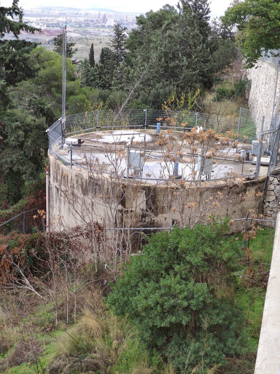 Подобные многочисленные цистерны установлены во многих районах Хайфы