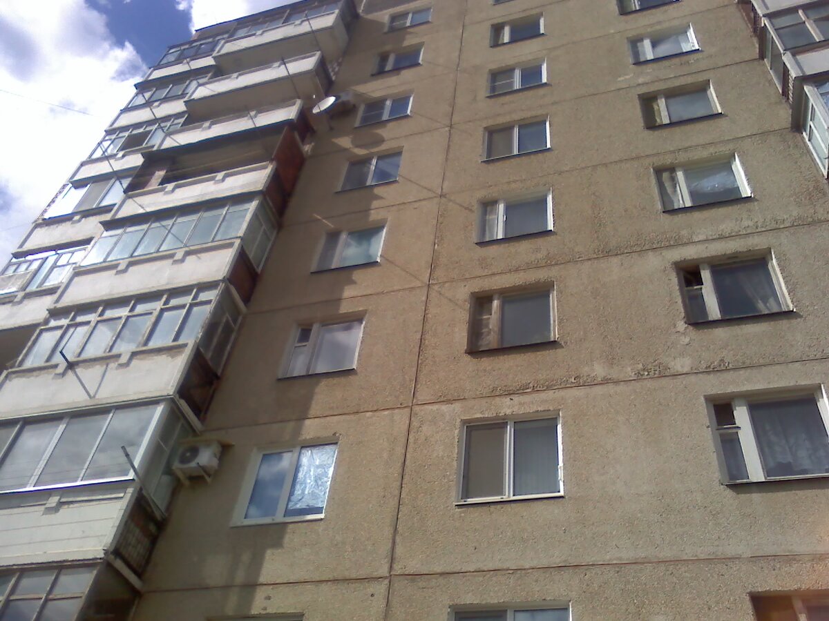 Жилой дом №2 по ул. Уфимцева. Год постройки - 1991. Типовой проект "111-90", 532 квартиры. (Фото автора).