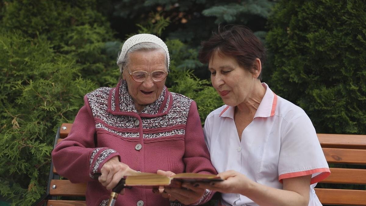 Читаем на свежем воздухе, пансионат для пожилых "Беседы"