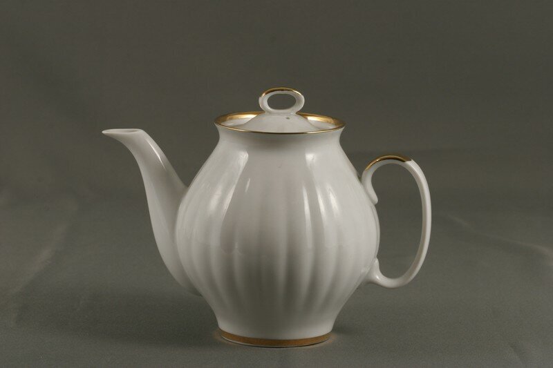 Пётр Леонов (роспись). Отари Мухигули (форма «Белый лебедь», 1968). Чайник из сервиза «Московский». 1971. Дулёво. Высота 16 см. Государственный центральный музей современной истории России / ГИК 39011/3-1. Госкаталог: 6144193. Источник: goskatalog.ru